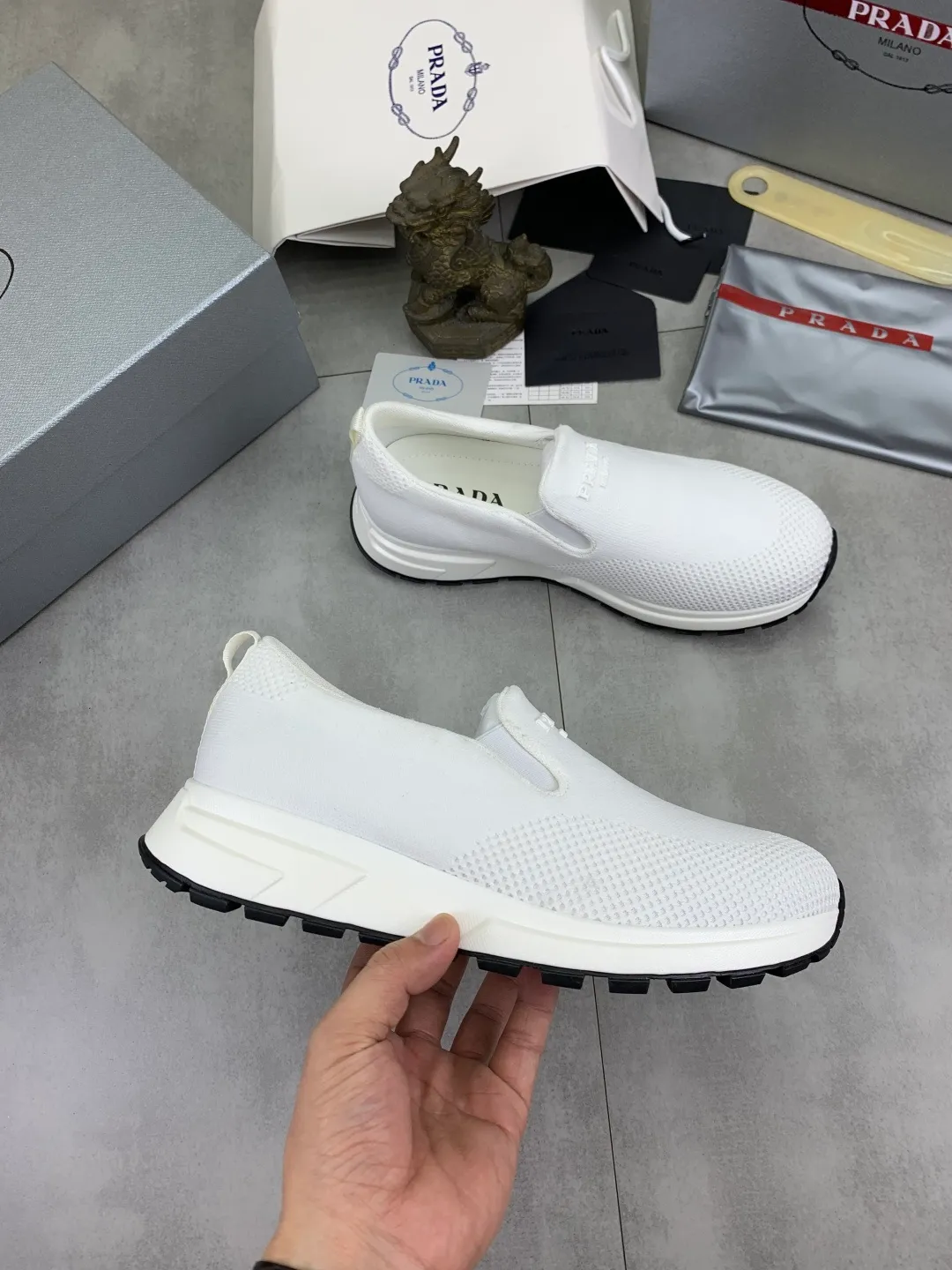 Men's shoes 💰P560💰[New model] Flying weave series (summer must-have) is now available on the official website, 🆘 Trendy brand (Prada) mainly promotes popular models, avant-garde and versatile fashionable men's shoes, private version molding, cowhide surface splicing 1:1.. Simple fashion, original imported cowhide lining and cowhide feet; the atmosphere and personality are more fashionable, eye-catching and pursuing class. It will subvert the old idea and be a must-have for fashion trendsetters with you! Must keep it for yourself! High-end comfort and low-end, high-end quality workmanship. Size: 38-45 6️⃣colors available.